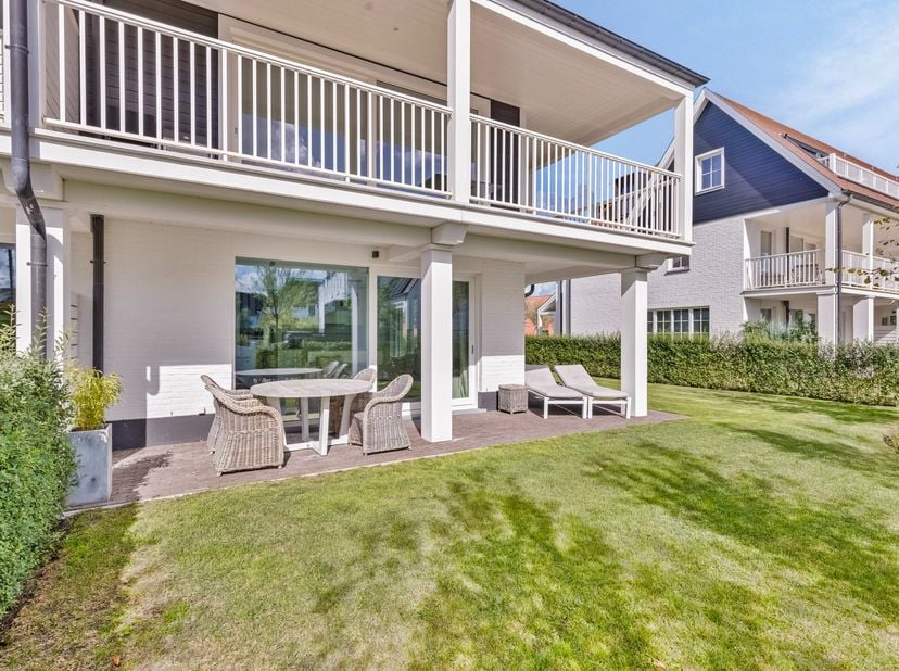 Ontdek dit schitterende gelijkvloerse hoekappartement in de prestigieuze residentie Duinenwaterpad, gelegen aan het serene wandelpad dat uitkijkt op p