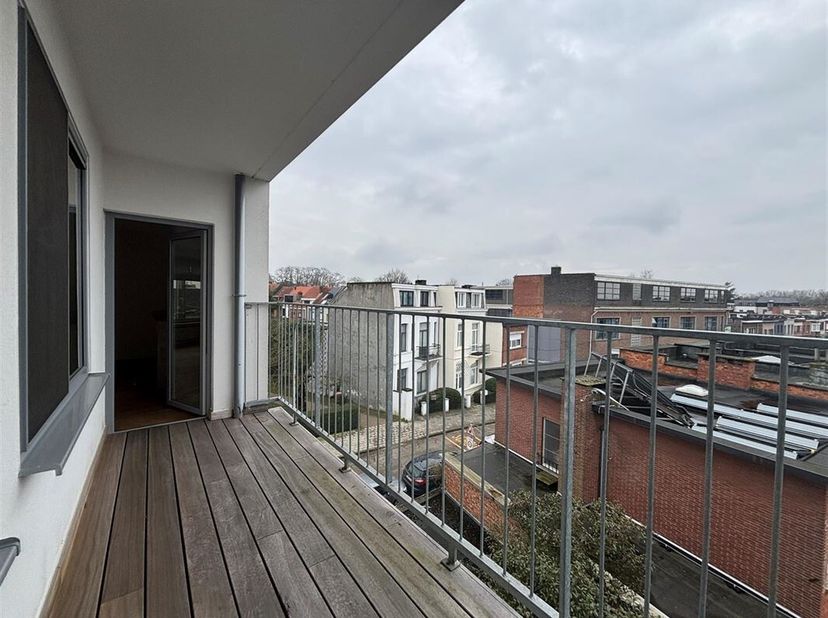 Dans un quartier résidentiel agréable, à quelques pas du centre commercial de Mortsel, nous trouvons cet appartement étonnamment spacieux avec garage