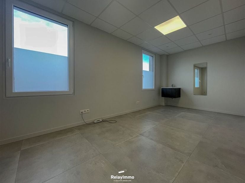 Cabinet médical de 14 m² situé à deux pas du centre-ville de Tournai !&lt;br /&gt;
A 2 min du centre ville de Tournai et des axes autoroutiers menant vers L