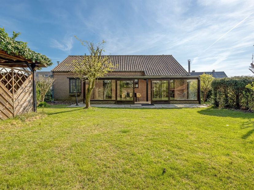 Deze karaktervolle gezinswoning net buiten Blaasveld combineert een groene omgeving met een uitstekende bereikbaarheid. Gelegen in een rustige buurt t