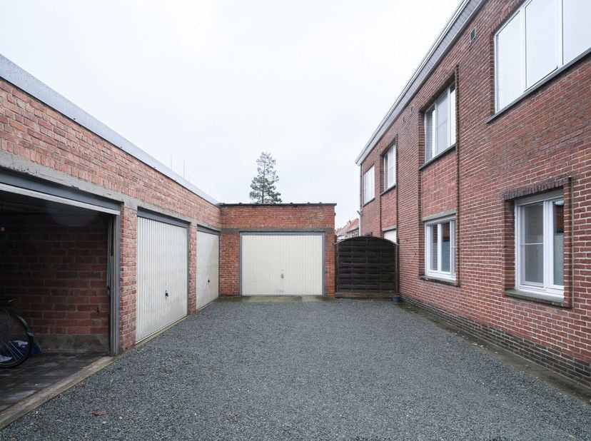 Gelegen in een rustige, doch centrale buurt van Wetteren, bevindt zich deze ruime bovengrondse garagebox. Ideaal om uw wagen droog en veilig achter te
