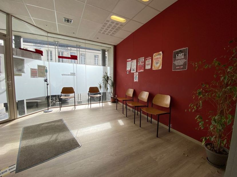 Surface commerciale dune superficie de +/- 95 m² avec une cour de 57 m², idéalement située au centre-ville de Péruwelz avec parking à proximité.&lt;br /&gt;