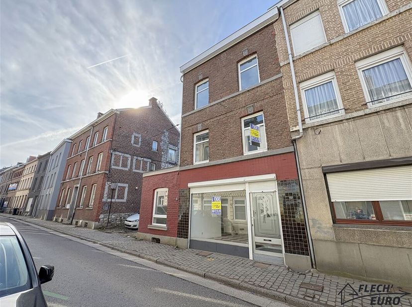 VERVIERS, nous vous présentons un immeuble mixte alliant commerce dynamique et logement moderne. Ce bâtiment se compose au rez de chaussée d&#039;un commer