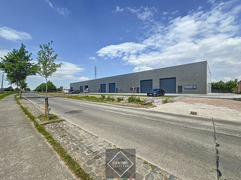 Benaderende bruto-AFMETINGEN: &lt;br /&gt;
Magazijn: b: 12m x d: 15m  (180 m²)&lt;br /&gt;
2 private parkeerplaatsen: 6m x 2,5 m&lt;br /&gt;
Ook andere oppervlaktes te