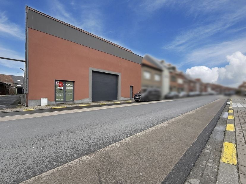 MAGAZIJN -  &lt;br /&gt;
 &lt;br /&gt;
Vlot bereikbaar magazijn, nabij het centrum van Kuurne.