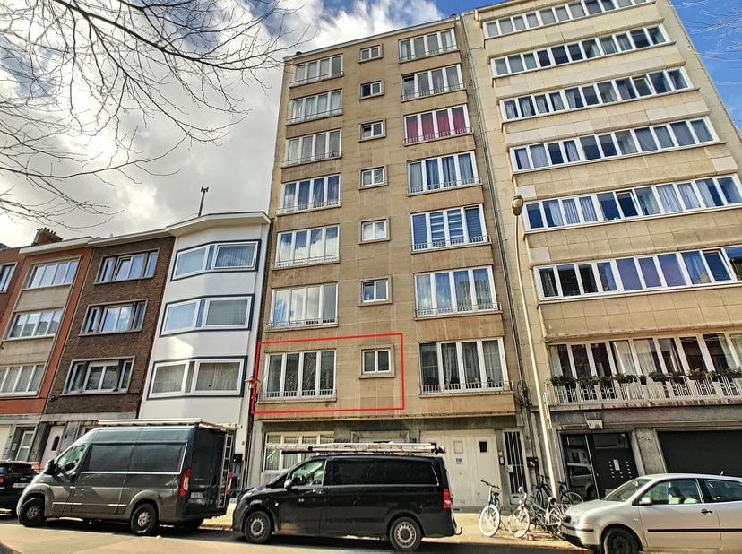 L&#039;appartement rénové d&#039;une chambre à vendre est situé dans la rue Van Stralenstraat. Il dispose d&#039;une surface habitable de 60 m². La proximité des tra