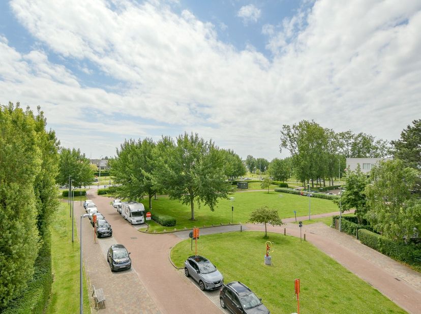 Lichtrijk appartement met mooi open zicht te Oostende.&lt;br /&gt;
Dit appartement is gelegen op de derde verdieping in een kleinschalig gebouw. Dicht bij h