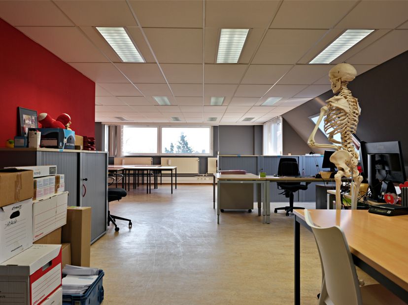 Espace de bureau prêt à l&#039;emploi (200 m²) avec une belle visibilité le long de la Baron Ruzettelaan.&lt;br /&gt;
Disposition: &lt;br /&gt;
- Entrée et bureau pays