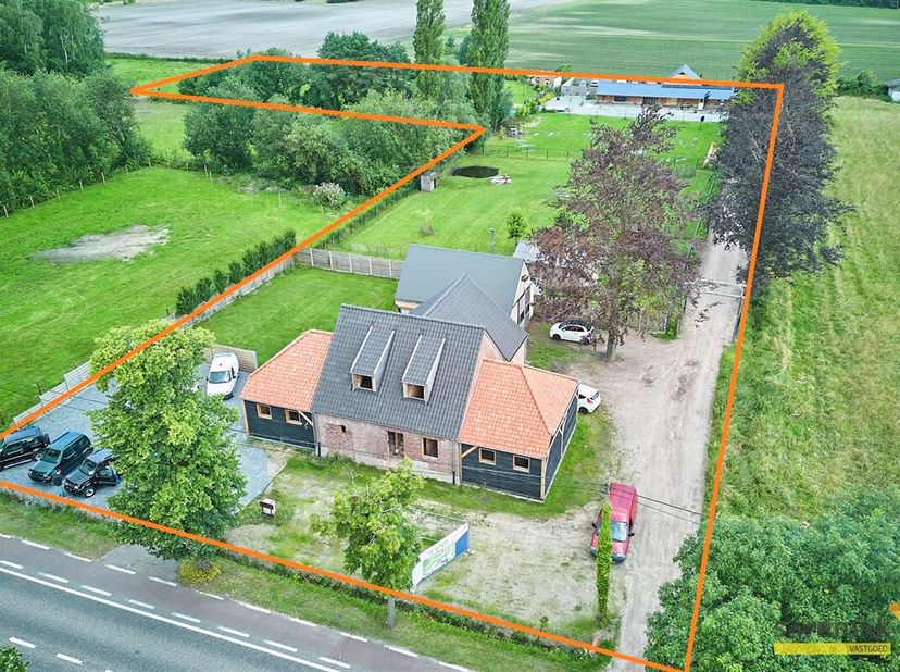 Deze uitzonderlijke combinatie van een nieuwbouwwoning met bijhorende stallen en garage ligt op een domein van 1 hectare landbouwgrond.&lt;br /&gt;
De vergu