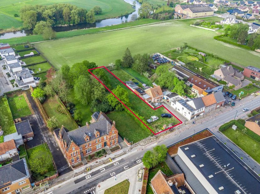 Op de Rijksweg in Sint-Baafs-Vijve (Wielsbeke) vinden we dit prachtig gelegen stuk bouwgrond met een totale grondoppervlakte van ca. 1.377 m² met prac