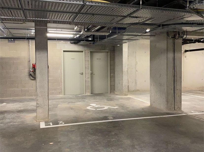 Deze zeer ruime autostandplaats bevindt zich in Res. Angelahof aan de Kloosterstraat in Diepenbeek. Het betreft zoals op de foto’s zichtbaar een zeer