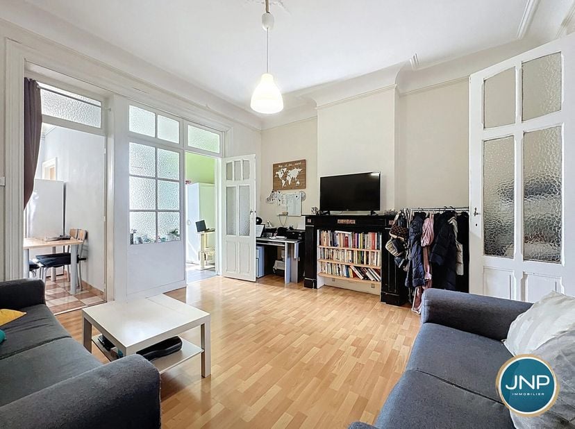 JNP Immobilier a le plaisir de vous présenter ce lumineux duplex 3 chambres situé au 3e et 4e étages d&#039;une charmante Maison de Maitre. Cet appartement