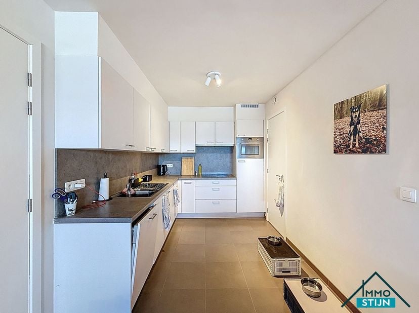 In een recente residentie langs de hoofdstraat van Veldegem vinden we dit verzorgd gelijkvloers appartement, ideaal voor wie comfortabel en centraal w