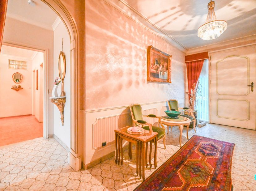 Te renoveren statige, gelijkvloerse villa met een bewoonbare oppervlakte volgens EPC-attest van 177m² (exclusief kelder van nog eens ca. 177m²) op een