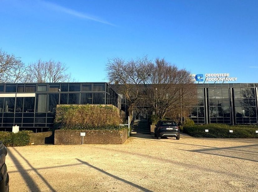 130m² d&#039;espace de bureau prêt à l&#039;emploi dans un bâtiment de bureau moderne&lt;br /&gt;
Emplacement : superbement situé à la sortie de l&#039;E40 (Gand-Ouest) et