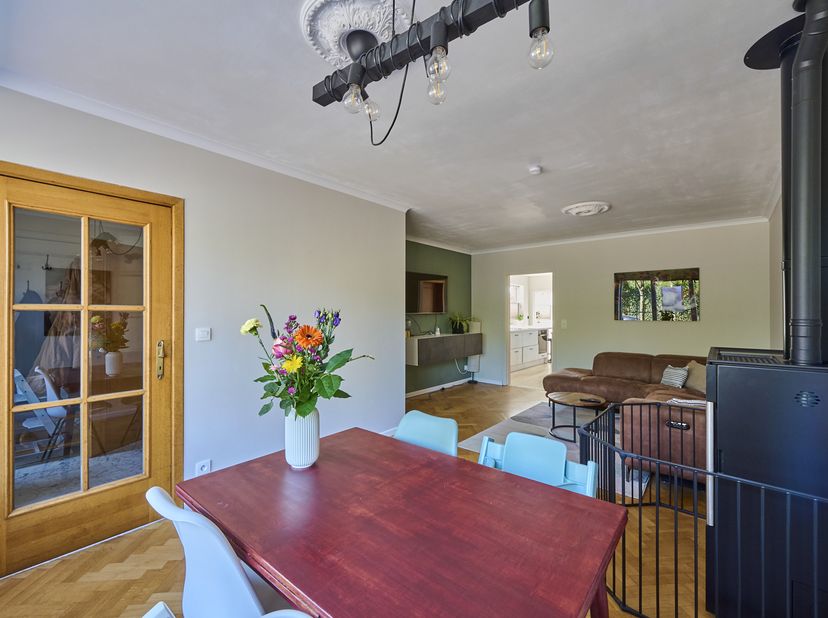 Ontdek deze mooie rijwoning in het hart van Achel, perfect voor gezinnen of investeerders! Deze volledig gerenoveerde woning is instapklaar en heeft a
