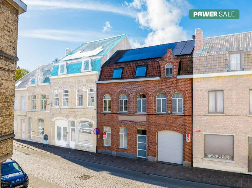 In het centrum van Ieper, op wandelafstand van de Grote Markt en vlakbij de Rijselpoort, ligt deze unieke woning die vroeger werd uitgebaat als Bed an