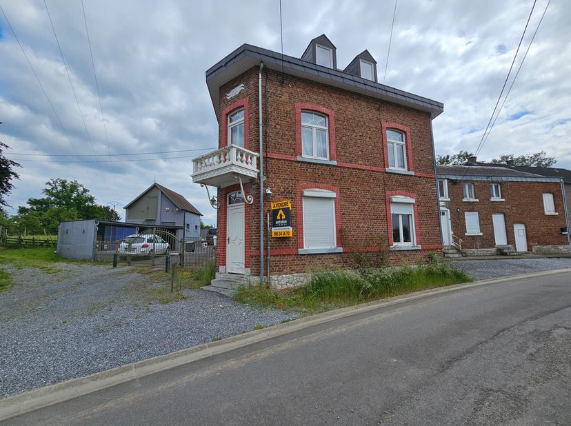 Jolie maison située dans le petit village de Petithan (Durbuy).&lt;br /&gt;
Cette spacieuse maison 5 chambres avec jardin est située à 4km du centre de Durb