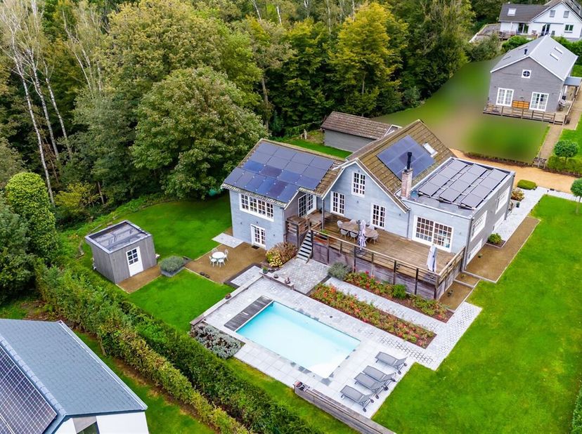 MCA Immobilier a le plaisir de vous présenter cette somptueuse villa dexception de 359 m², idéalement située à Septon, à seulement 5 minutes de la vil