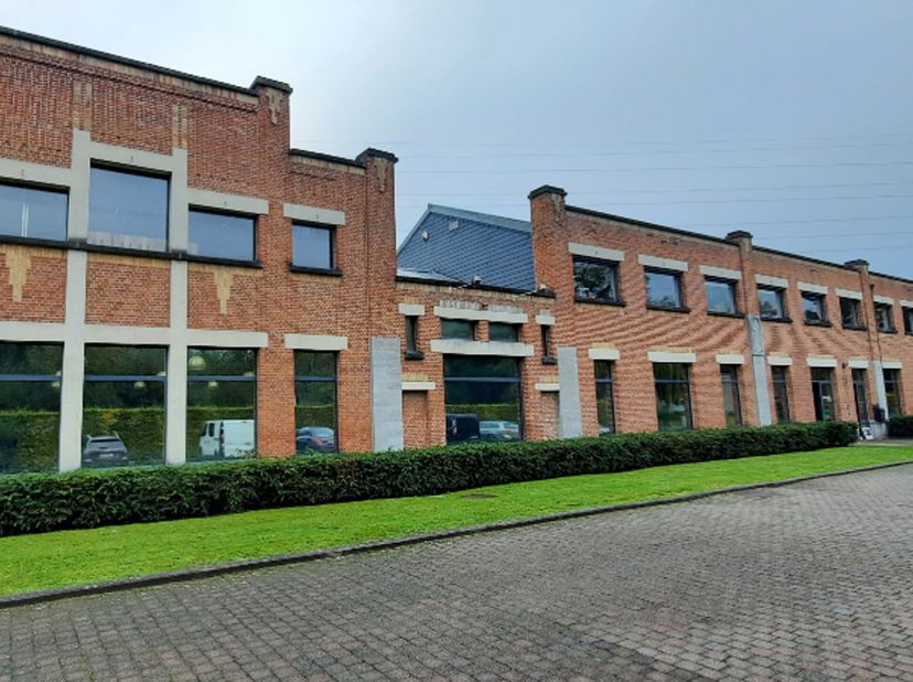 Bureaux à usage mixte avec showroom et/ou espace de stockage équipé d&#039;une porte sectionnelle pour petits camions de transport, d&#039;une superficie de 530