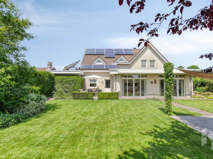 Prachtige, instapklare woning (259 m²) met 5 slaapkamers en 2 badkamers gelegen op een mooi aangelegd perceel van 731 m².&lt;br /&gt;
De inkomhal geeft al m