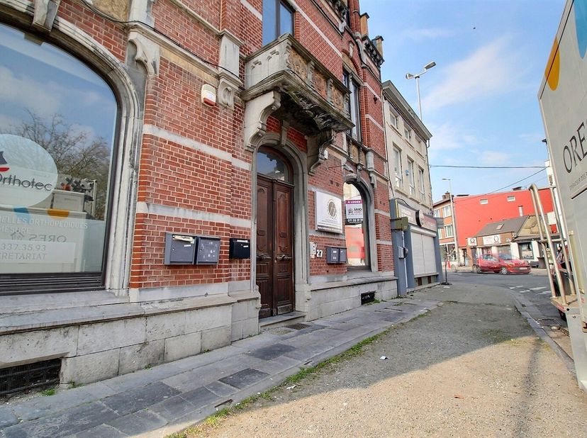 Idéalement situé sur une place récemment rénovée, cet espace peut accueillir de nombreux bureaux et offre une excellente visibilité.&lt;br /&gt;
-Surface :