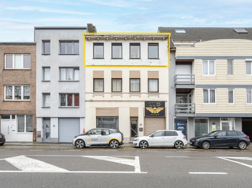 Dit appartement in het hart van Blankenberge, gelegen in een karaktervol gebouw uit 1899, biedt een uitstekende kans voor wie op zoek is naar een reno