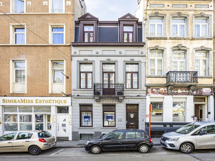 SCHAERBEEK -- Prachtige stadswoning in neoklassieke stijl met 5 slaapkamers en een ruime accommodatie van +/- 402m² (volgens PEB). Het biedt ruime acc