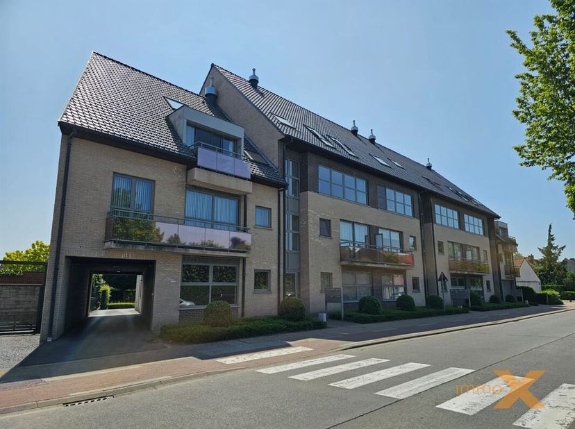 PERFECT ONDERHOUDEN INSTAPKLAAR APPARTEMENT OP EERSTE VERDIEPING MET TERRAS EN GARAGEBOX. Bestaande uit: Inkomhal, lichtrijke woonkamer/salon (schuifr