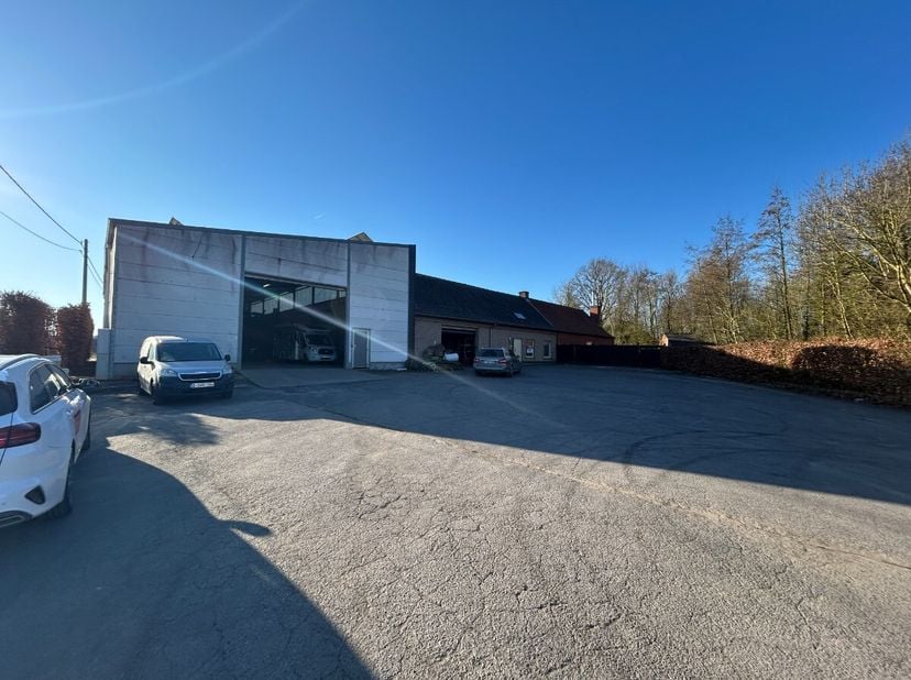 Zonnebeke : Maison d&#039;habitation avec hangar 640 m²(zone industrielle) et garagePossibilité d&#039;extension du hangar (+/- 500m² supplémentaires)La proprié