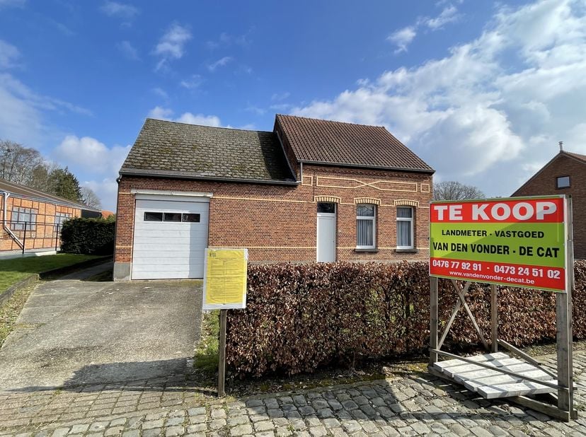 Hoofdgebouw ingericht als woning met aanpalende polyvalente schuur. Of u nu op zoek bent naar een woning met ruimte voor uw zelfstandige activiteit, r