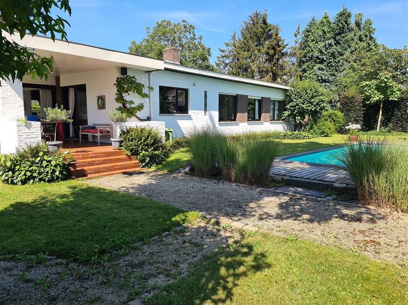 Villa met prachtig zwembad (8,2mx4,2m) op een perceel grond van 17a 17ca.&lt;br /&gt;
Gelegen in het centrum van Grobbendonk, doch in een residentiële woonw