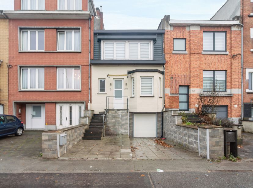 Gelegen nabij openbaar vervoer - invalswegen - winkels en op wandelafstand van het park en centrum Dilbeek.&lt;br /&gt;
Deze woning bestaat op het gelijkvlo