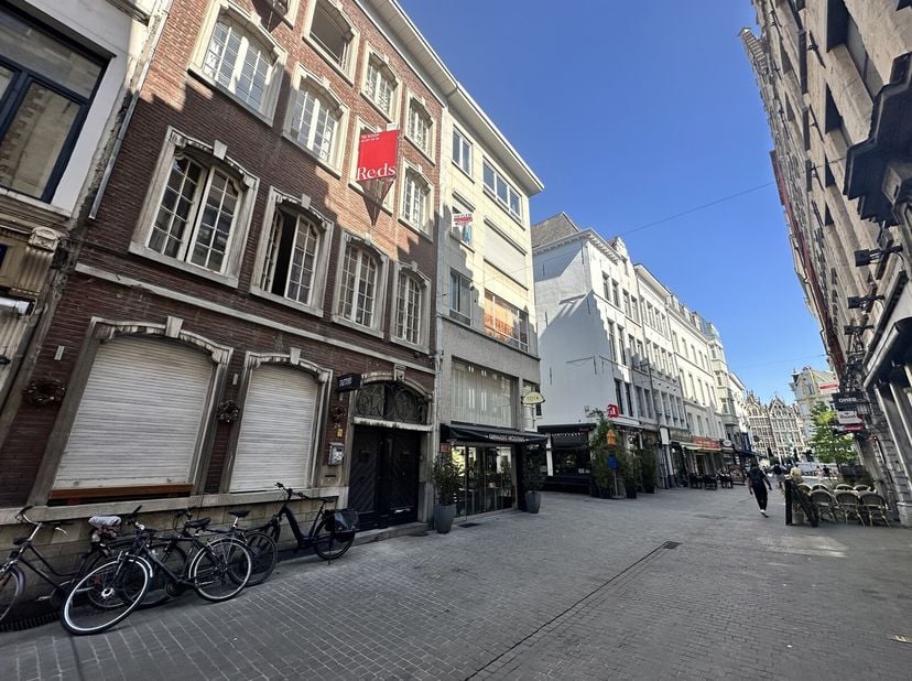 Situé à un excellent emplacement dans la dynamique Hoogstraat, ce rez-de-chaussée commercial de 50 mètres carrés bénéficie dun passage constant et dun