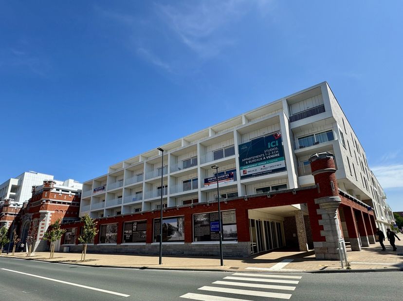 NAMUR, in de wijk Kazerne dicht bij alle voorzieningen, prachtige STUDIO (0bed/1bad) in de Novia residentie. Het bestaat uit een lichte woonkamer met