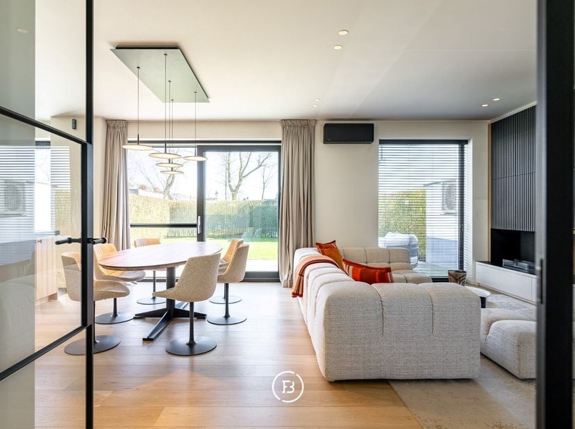 Cette élégante villa jumelée, construite en 2017, est implantée sur un terrain orienté plein sud dans le cadre pittoresque de Ramskapelle. Offrant une
