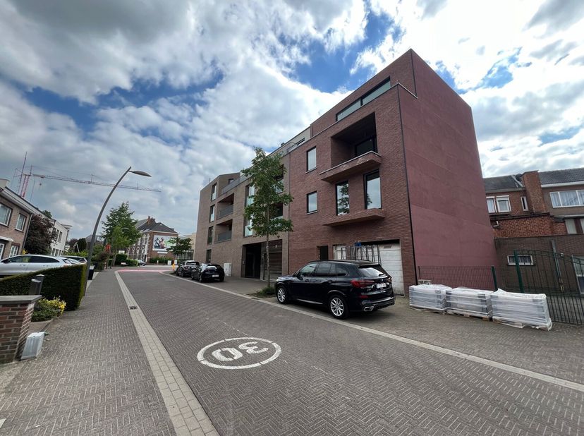 Zeer interessant, volledig gerenoveerd, investeringsgebouw van 312m2 bestaande uit 3 studio&#039;s met elke hun eigen keuken en badkamer en 2 appartementen