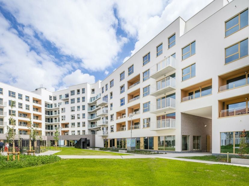 In het hart van Brussel, in de wijk Brunfaut, heeft Home Invest Belgium met succes een voormalige semi-industriële site omgebouwd tot comfortabele woo