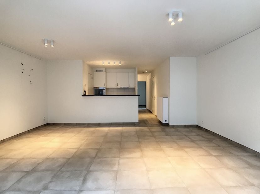 Indeling :&lt;br /&gt;
- inkomhal met apart toilet&lt;br /&gt;
- living (30m²)&lt;br /&gt;
- open keuken &lt;br /&gt;
- 2 slaapkamers (12 &amp; 9m²)&lt;br /&gt;
- badkamer met bad/douc