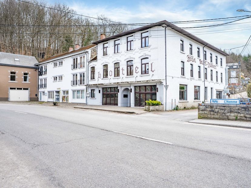 Immo By Julie biedt een unieke kans: dit hotel-restaurant is ideaal gelegen in het rustige dorpje Poix, vlakbij het treinstation en het centrum van Sa