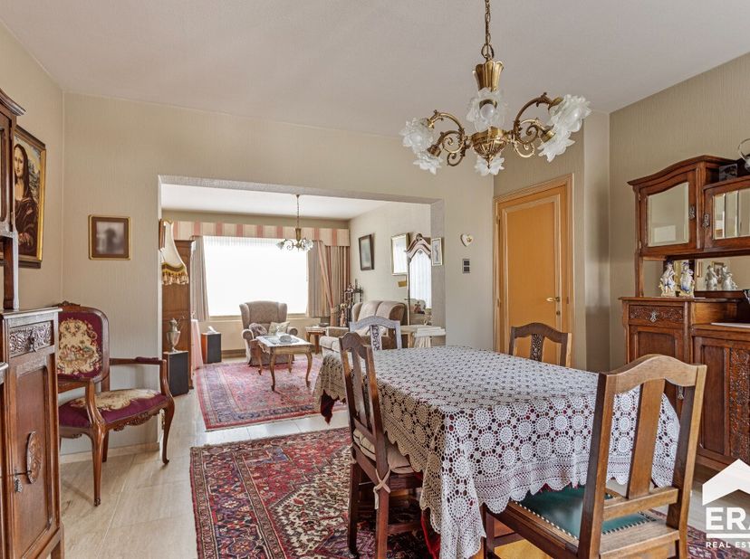 Verrassend ruime (234m²) stadswoning met 4 slaapkamers en tuin. Mits het aanbrengen van dakisolatie (ca 7.000,-euro) kan de EPC-waarde van F naar D ge