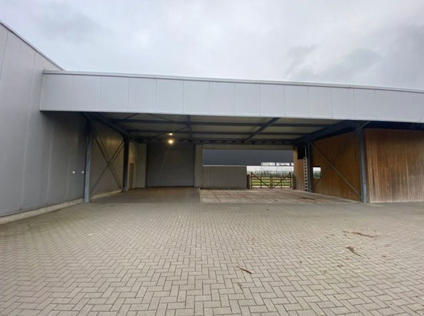 Bedrijfsgebouw/loods gelegen in de industriezone Kanaal-Zuid te Bree, dichtbij het centrum.&lt;br /&gt;
Het bedrijfsgebouw is in de aanwezigheid van parkeer
