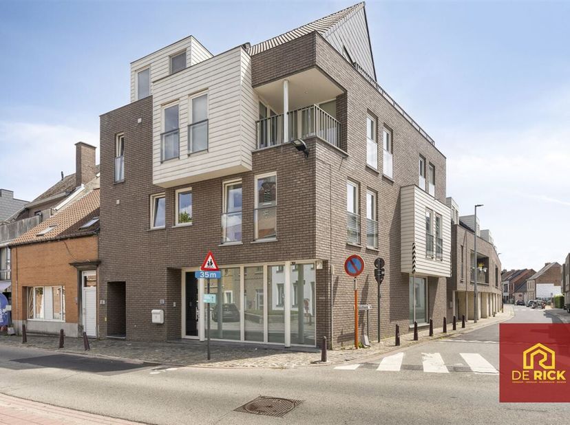 Propriété extrêmement commerciale située dans le village d&#039;Erembodegem, à distance de marche des transports publics, des magasins et des restaurants.&lt;