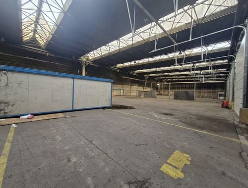                                         Bâtiment commercial à louer à Ghlin, € 5.000
