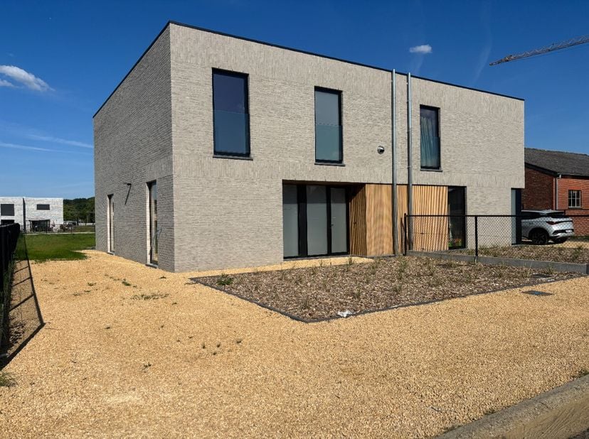 Halfopen nieuwbouwwoning met 3 slaapkamers en ruime tuin in Lummen. Voor meer info ga naar https://www.era.be/nl/te-huur/lummen/huis/nieuwbouwwoning-m
