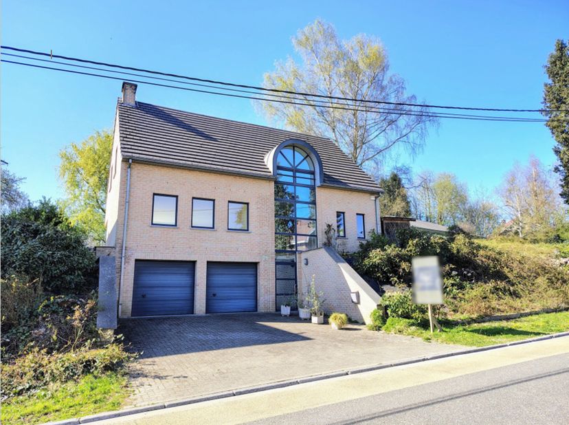OVERIJSE, in een rustige en lommerrijke omgeving, lichte woning op de eerste verdieping (4 slaapkamers/2 badkamers) van ca. 250 m² met terras, tuin en