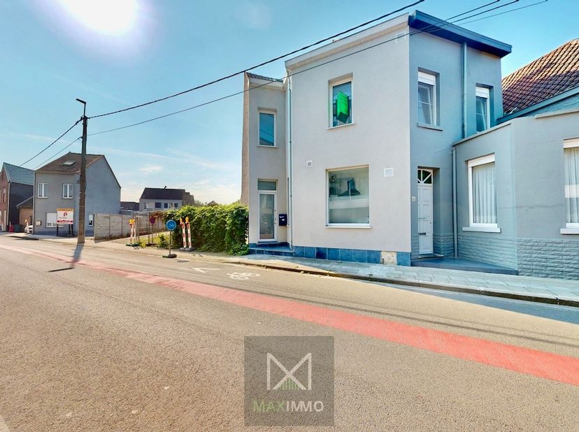 Welkom in deze instapklare en smaakvol gerenoveerde woning (2022) in een rustige buurt van Harelbeke. Deze halfopen bebouwing combineert moderne woonk