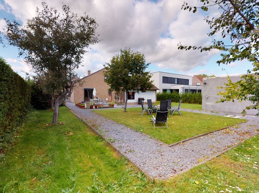 Deze ruime, alleenstaande woning treffen we aan in een rustige woonwijk in Nazareth.&lt;br /&gt;
Door deze ideale ligging, geniet de woning van een uiterst