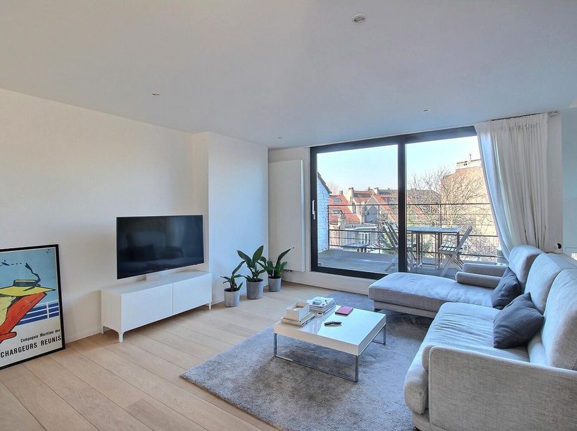 Elsene: Tussen Louise en Chatelain prachtige Duplex Penthouse 2 slaapkamers ingericht met terras!&lt;br /&gt;
Het appartement bestaat uit een eigen trapopga
