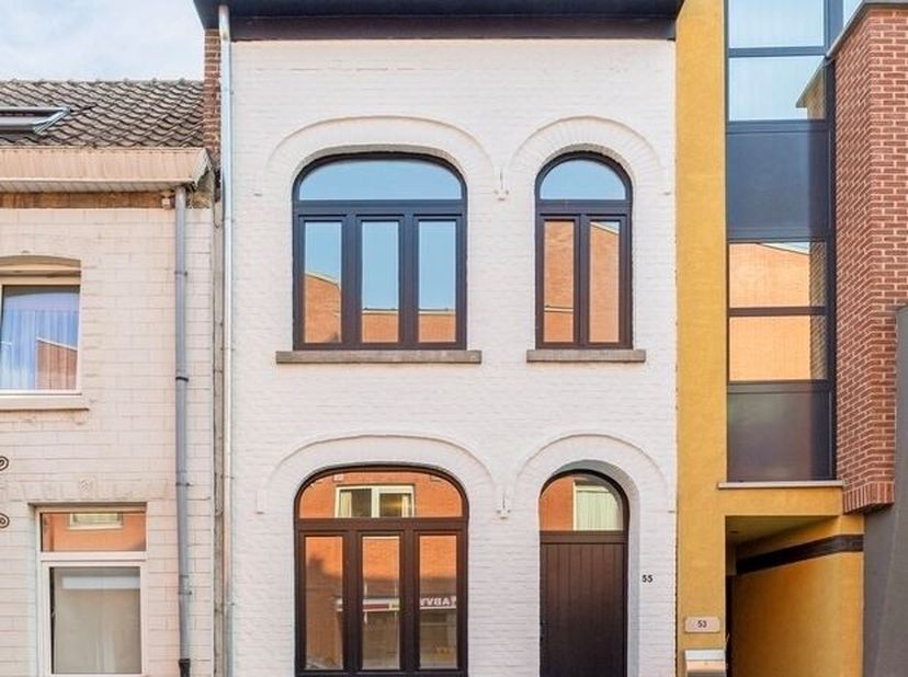 Prachtige, instapklare stadswoning met 3 (+1) slaapkamers, binnenkoer en dakterras in het centrum van Maaseik&lt;br /&gt;
Op zoek naar de perfecte balans tu